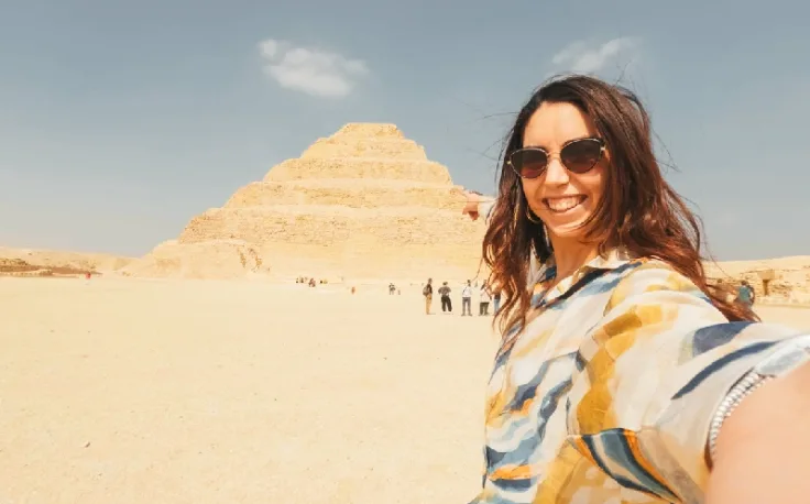 turista davanti alle piramidi, visto per l'egitto