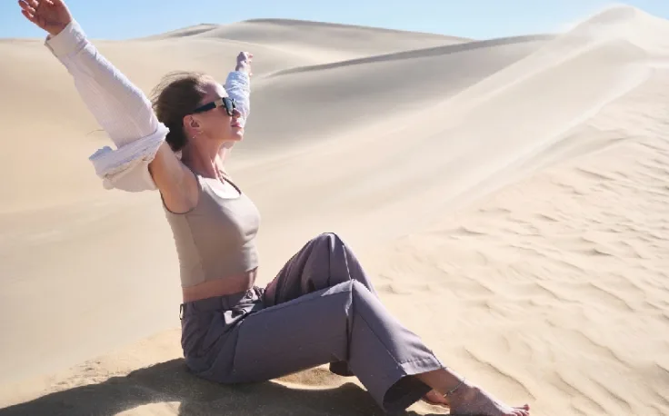 turista italiana che si gode le dune del deserto egiziano, Visto per l'Egitto