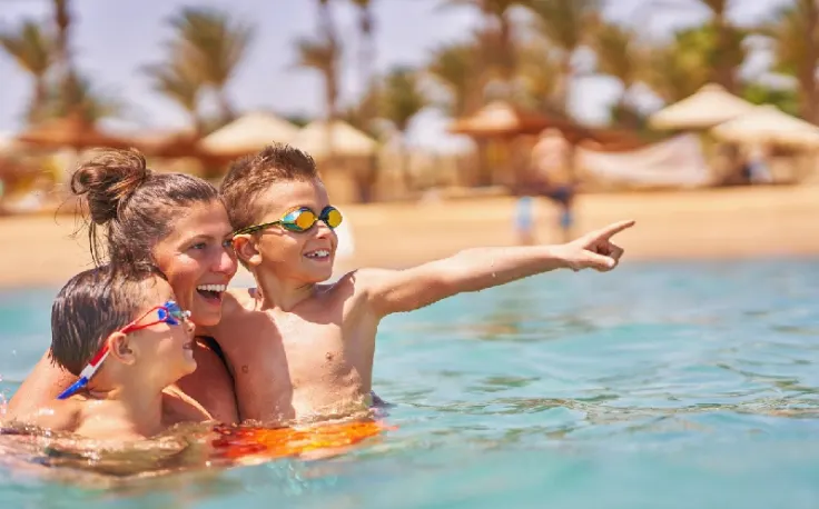 mamma con i suoi bambini nelle acque cristalline di sharm el sheikh, visto per l'egitto