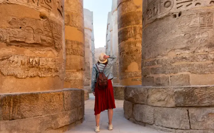turista in visita al tempio, visto per l'egitto