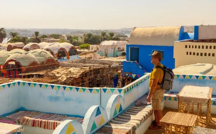 turista italiana che si gode la bellezza di aswan, Visto per l'Egitto