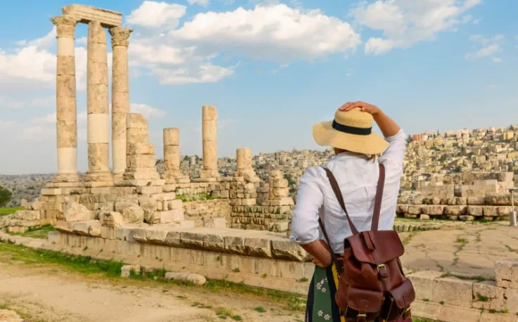 ragazza con cappello alla cittadella di amman, Visto per la Giordania