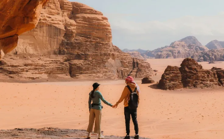 due viaggiatori ammirano il panorama del wadi rum, Visto per la Giordania