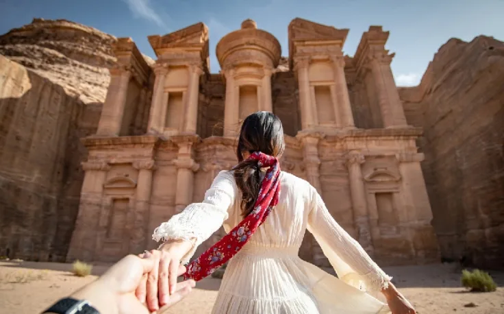 bella turista  davanti a El Deir, Visto per la Giordania