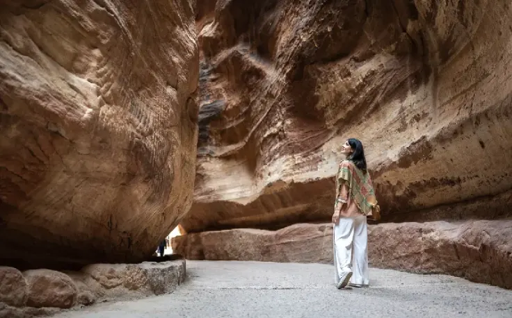turista che cammina e ammira Petra, Visto per la Giordania
