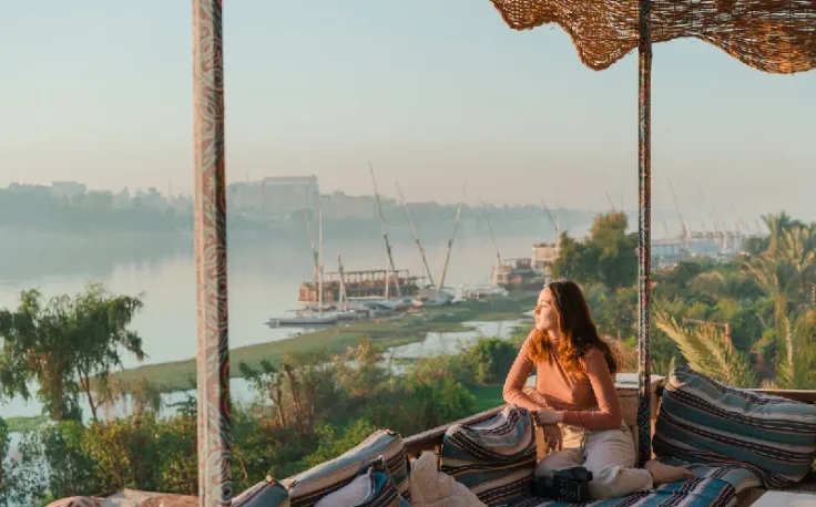 turista italiana che si gode la bellezza di aswan, egitto in 10 giorni