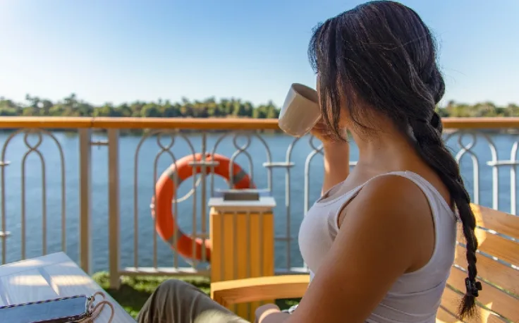 turista italiana che si gode la bellezza di nilo, egitto in 10 giorni