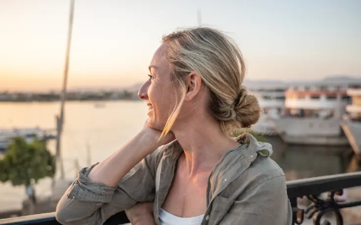 turista italiana che si gode la bellezza di nilo, egitto in 10 giorni