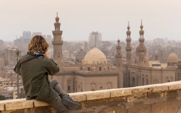 Viaggiatore che ammira il panorama del Cairo, Egitto in 10 giorni