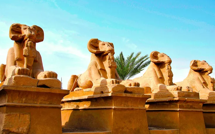 la statua del dio amon al tempio di luxor