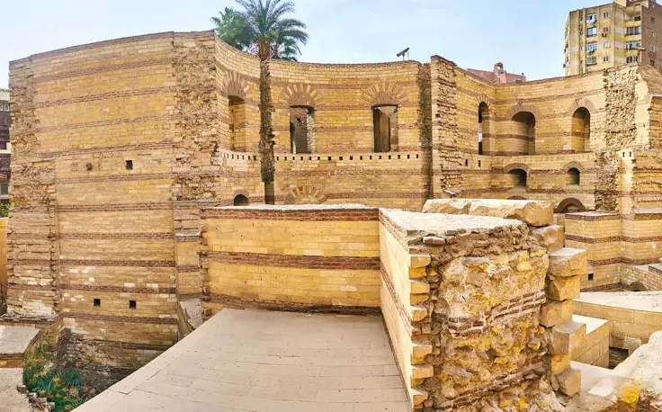 la chiesa sospesa dall'interno al cairo copto