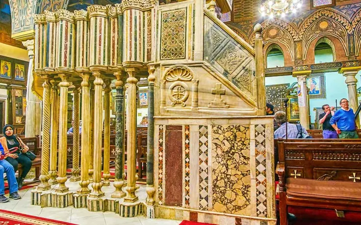 la chiesa sospesa dall'interno al cairo copto