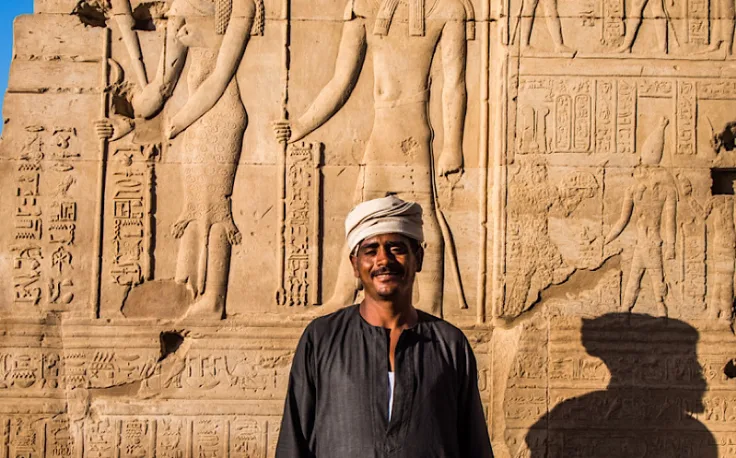 clima egiziano, un uomo davanti al tempio di luxor