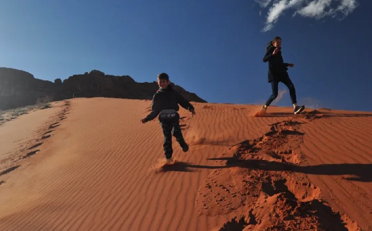 Deserto Wadi Rum, due ragazzi a wadi rum