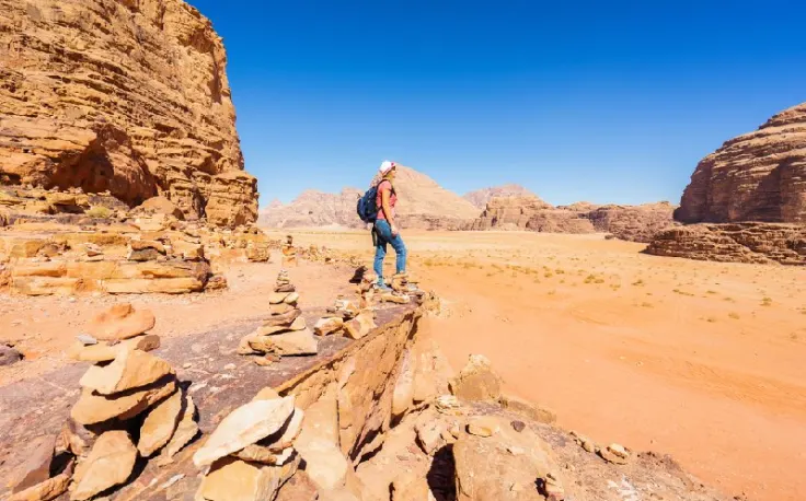 Deserto Wadi Rum, una donna a piedi al deserto