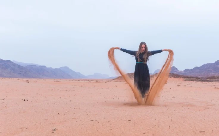 Deserto Wadi Rum, una donna fa un cuore con la sua mano