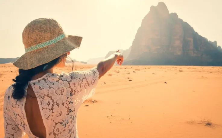 Deserto Wadi Rum, una donna davanti al deserto