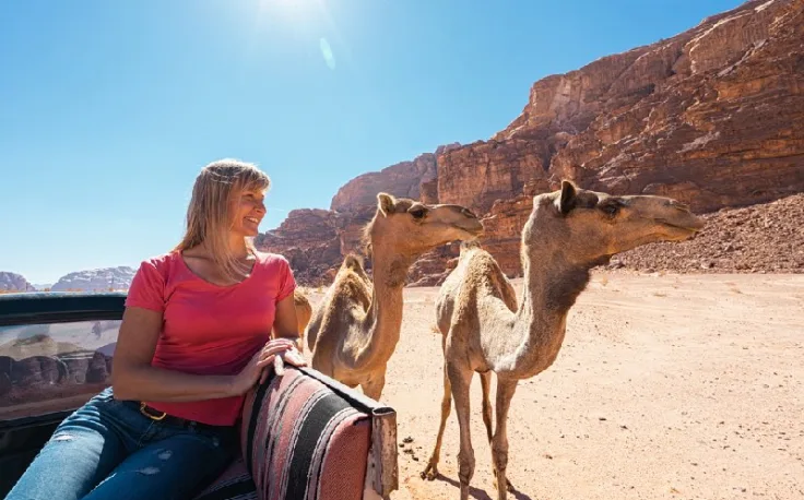 Deserto Wadi Rum, una donna in jeep al deserto
