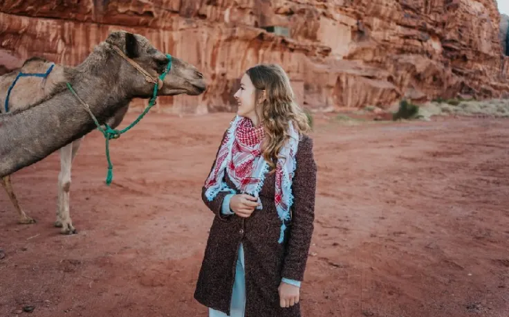 Deserto Wadi Rum, una donna accanto al cammello