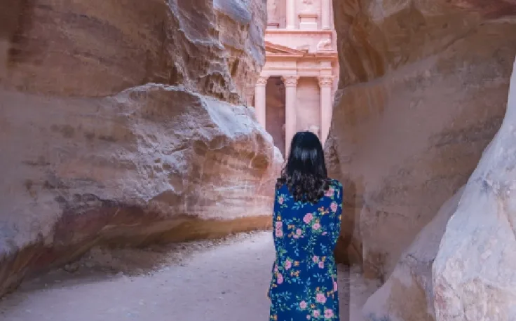 petra siq, una ragazza visita la siq di petra