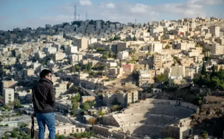 un uomo ad amman, amman giordania cosa vedere