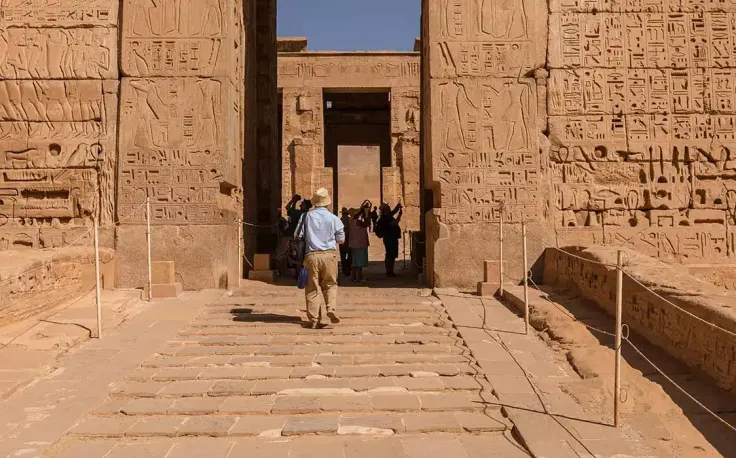 madinet habu, un ragazzo visita il tempio