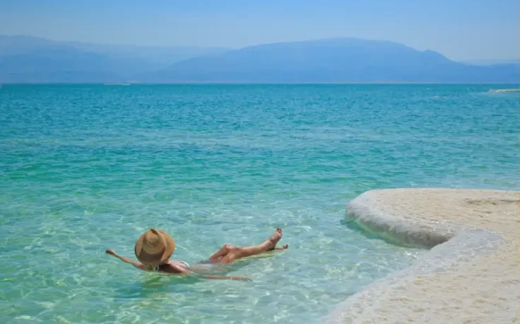 una donna si rilassa al mar morto , jerash giordania