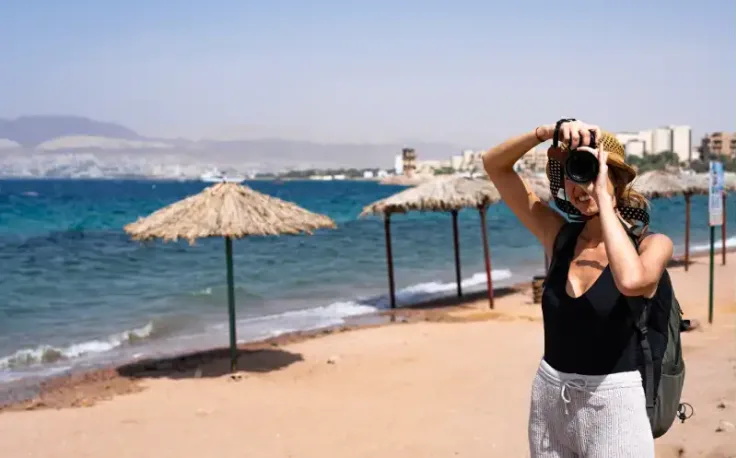 una donna sulla spiaggia di aqaba , golfo di aqaba