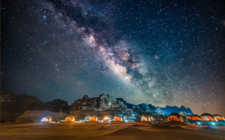 il deserto del wadi rum di notte , strada dei re