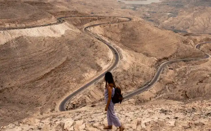 una donna ammira la via dei re , strada dei re
