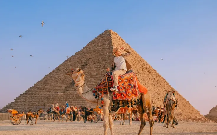 un uomo in visita alle piramidi, piramidi di giza