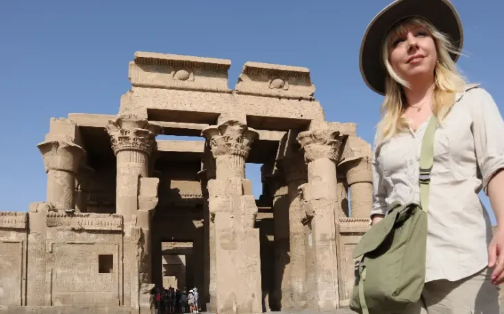 turista in visita a kom ombo, tempio di kom ombo