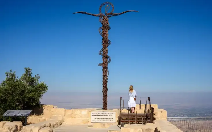 una donna alla cima di monte nebo giordania ,monte nebo