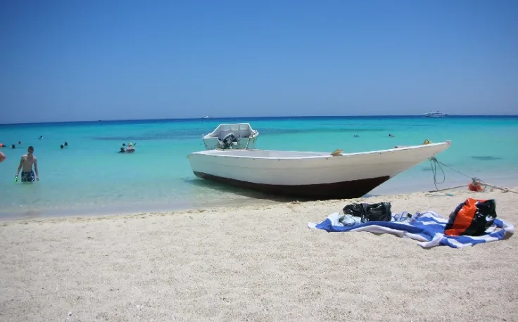 una barca sulla spiaggia di giftun hurghada, isola di giftun hurghada
