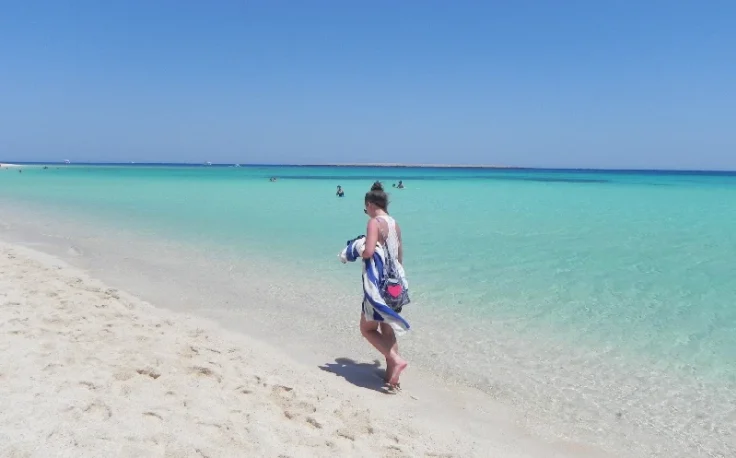 una donna cammina dulla spiaggia di giftun , l'isola di giftun hurghada