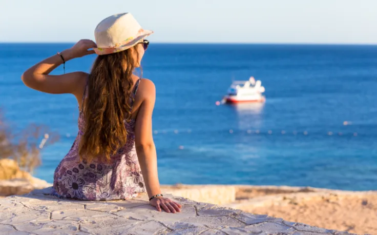 una donna sulla spiaggia di giftun , isola di giftun hurghada