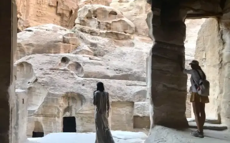 una coppia a piccola petra, piccola petra