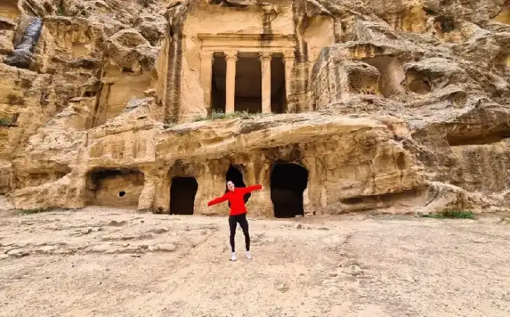 una turista davanti l'ingresso di piccola petra, piccola petra