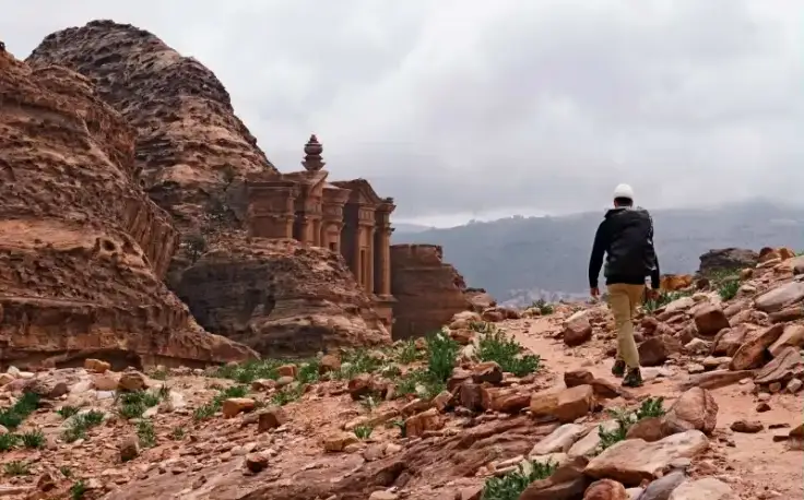 un turista davanti l'ingresso di piccola petra , piccola petra