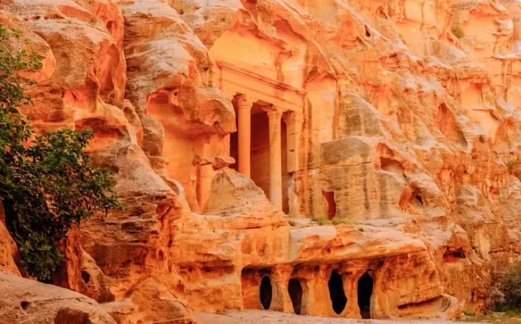 una foto panoramica di piccola petra , piccola petra