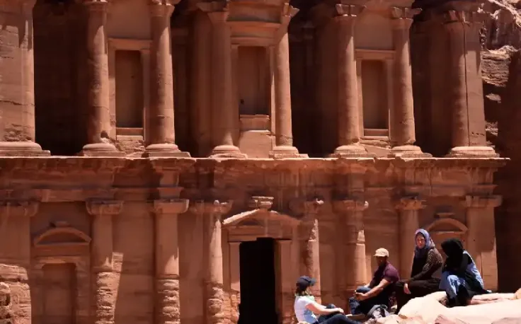 un gruppo davanti piccola petra , piccola petra
