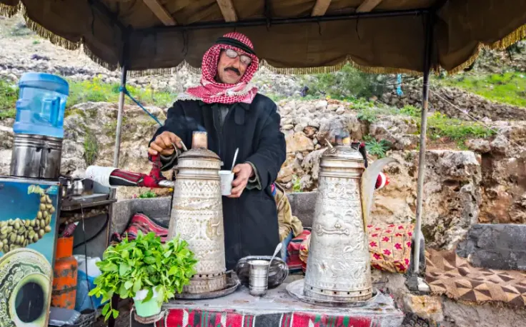 un uomo beduino fa il te con la menta ad ajluon, ajloun
