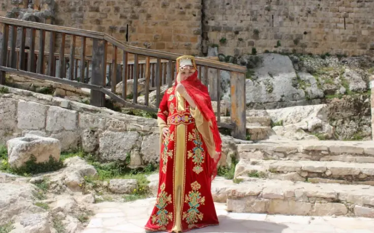 una donna in costume tradizionale di ajloun , ajloun