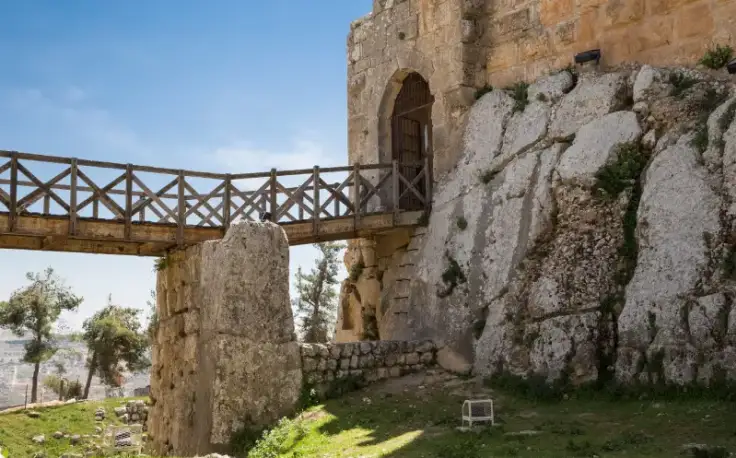 il castello di ajloun da fuori , ajloun