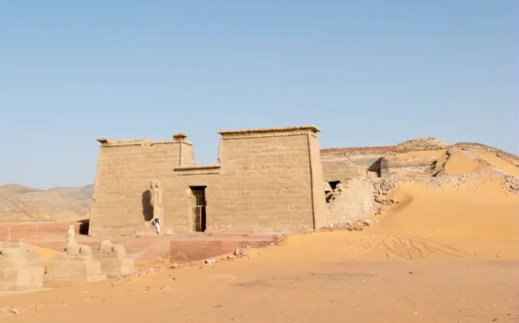 il tempio di wadi es sebua da fuori , wadi es sebua
