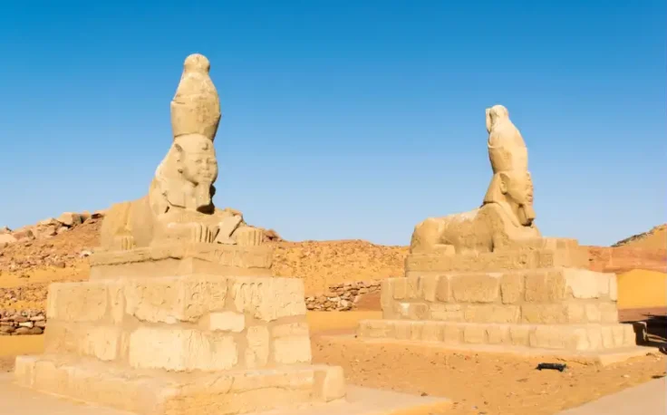 2 statue di sfinge al tempio di wadi es sebua , wadi es sebua
