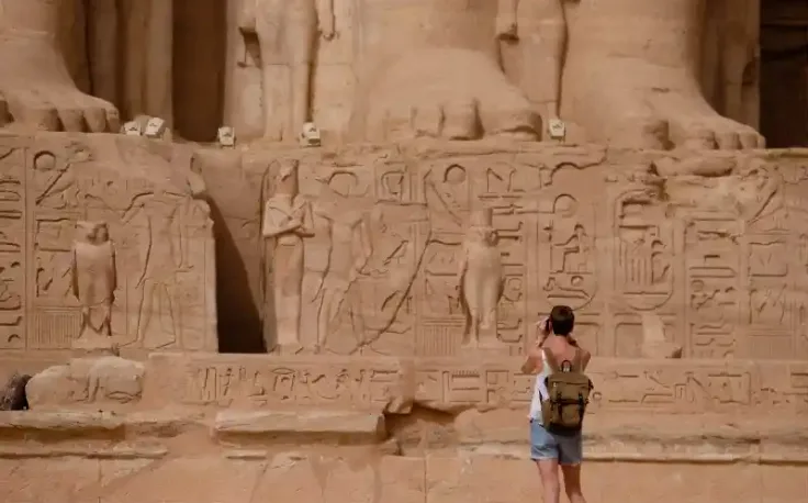 una turista davanti il maestoso tempio di abu simbel