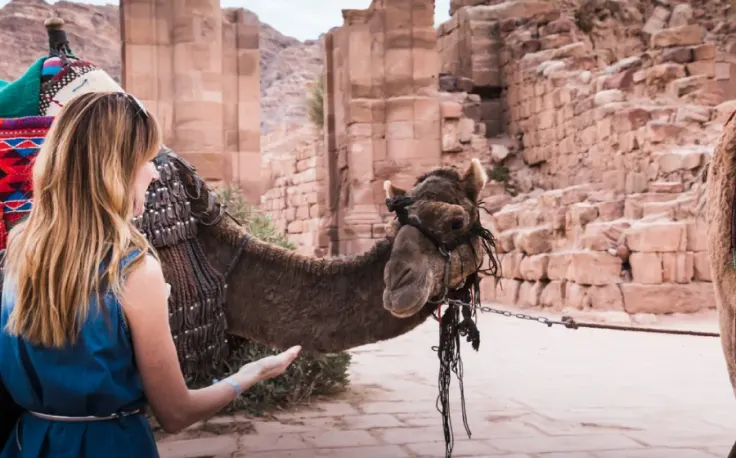 una donna con un cammello a petra , nabatei