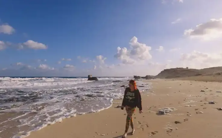 una donna su una spiaggia di Marsa Matruh in Egitto , Egitto mar mediterraneo