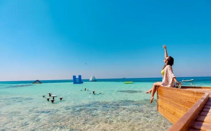 una donna si rlassa ad una spiaggia in egitto , Egitto mar mediterraneo